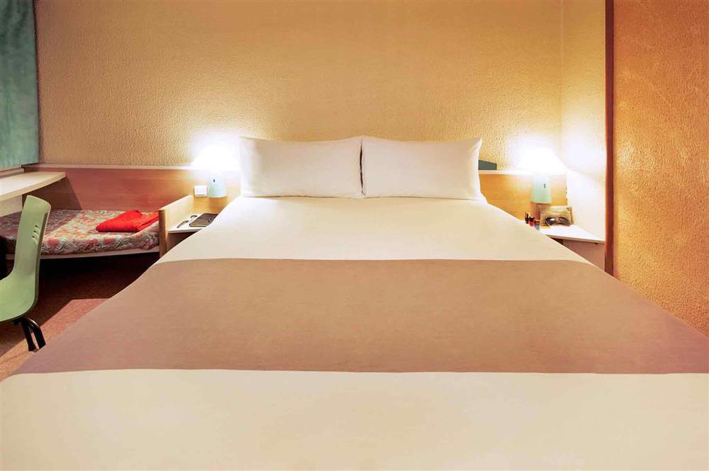 Ibis Lyon L'Isle D'Abeau Hotel Room photo